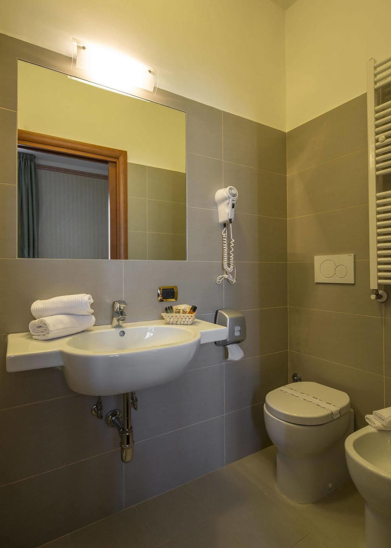 Nuovo Hotel Del Porto Bolonia Zewnętrze zdjęcie